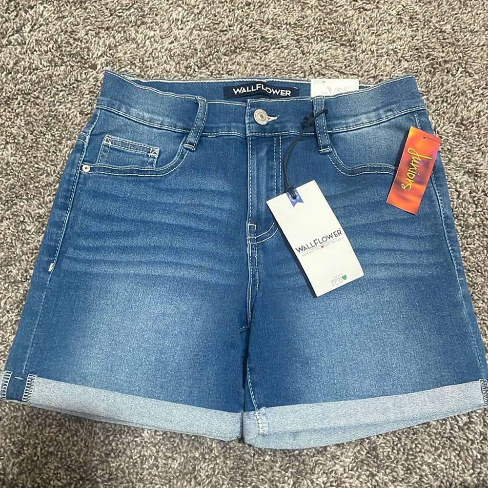 NWT. Wallflower Jean shorts. Juniors size 1.